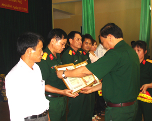 Đồng chí Bùi Đình Phái, chỉ huy trưởng Bộ CHQS tỉnh trao bằng khen của UBND tỉnh cho các tập thể, cá nhân.