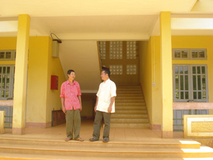 Trưởng xóm Cóc Bùi Văn Tiền và ông Bùi Văn Sòn chia sẻ niềm vui bên ngôi trường mới xây