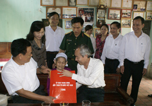 Đồng chí Huỳnh Đảm, Chủ tịch UB TƯ MTTQ Việt Nam thăm hỏi, tặng quà Mẹ Việt Nam Anh hùng Nguyễn Thị Mêng
