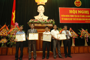 Thay mặt lãnh đạo tỉnh, đồng chí Trần Đăng Ninh, Phó Chủ tịch UBND tỉnh tặng bằng khen của UBND tỉnh cho các doanh nghiệp làm tốt công tác nộp thuế năm 2010.