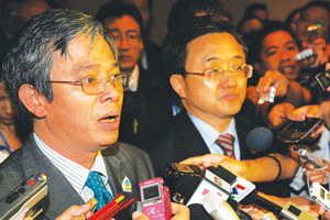 Trợ lý Bộ trưởng Ngoại giao Việt Nam Phạm Quang Vinh (trái) và người đồng cấp Trung Quốc Lưu Chấn Dân trả lời báo chí.