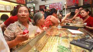 Ngày 19-7, giá vàng trong nước lập kỷ lục mới 39,75 triệu đồng/lượng, kéo theo làn sóng mua bán vàng nữ trang từ người dân đến giới kinh doanh (ảnh chụp tại cửa hàng Bảo Tín Minh Châu, Hà Nội).