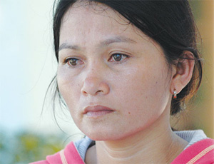 Chị Bùi Thị Thủy ở Bình Châu, có chồng là ngư dân bị mất tích ở vùng biển Hoàng Sa.