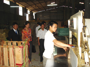 Đoàn kiểm tra liên ngành của tỉnh đi kiểm tra việc chấp hành pháp luật lao động, trong đó có lao động là trẻ em tại Công ty TNHH Minh Nguyên, xã Yên Mông (TP Hoà Bình)- Ảnh Minh Châu.