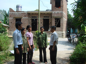 Cán bộ phòng LĐ- TB&XH và cán bộ xã trao đổi, thăm hỏi gia đình chị Nguyễn Thị Đào con liệt sĩ (thứ 3 từ trái sang) ở thôn Hoàng Đồng- Khoan Dụ về công trình nhà ở đang được hoàn thiện.