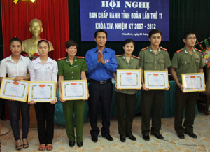 Lãnh đạo Tỉnh Đoàn trao giải cho các cá nhân đạt giải tại cuộc thi tìm hiểu “80 năm lịch sử vẻ vang của Đoàn TNCS Hồ Chí Minh”.