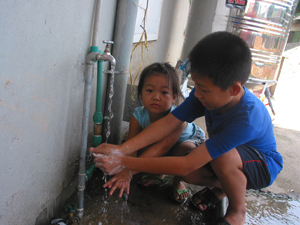 Người dân xã Trung Bì (Kim Bôi) được hưởng lợi từ chương trình nước sạch.