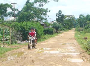 Trên các tuyến đường liên thôn, xã có nhiều người không đội mũ bảo hiểm khi đi xe máy tham gia giao thông. Ảnh chụp tại xã Ngọc Lâu (Lạc Sơn)