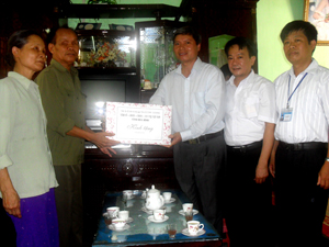 Thay mặt lãnh đạo tỉnh, đồng chí Trần Đăng Ninh tặng quà gia đình thương binh nặng hạng ¼ Vũ Ngọc Đảng.