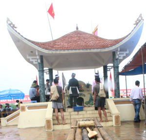 Phần Lễ của Lễ hội đánh cá suối tháng ba của người Mường xã Lỗ Sơn (Tân Lạc) được tổ chức tại miếu thờ xóm Tân Vượng, ngay cạnh khoang Lở của suối cái Lỗ Sơn.