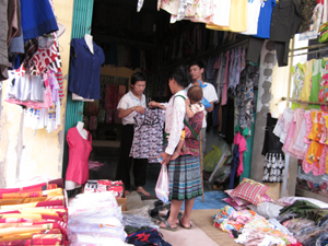 Chợ nông sản Mai Châu với nhiều mặt hàng phong phú.