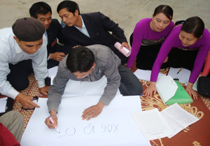 Hiện nay, việc dạy và học chữ Thái đã thu hút được đông đảo cán bộ, nhân dân huyện Mai Châu tham gia. Trong ảnh: Cuộc thi viết và đọc chữ Thái Việt Nam tại lễ hội Xên Mường năm 2011.