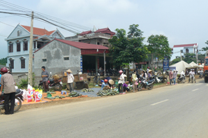 Xã Phong Phú (Tân Lạc) quy hoạch KDC theo hiện trạng, tập trung gần chợ và khu sản xuất nông nghiệp.