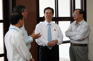 Các đại biểu trao đổi với Thủ tướng Nguyễn Tấn Dũng.