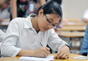 Thí sinh dự thi môn Văn tại Đại học Ngoại thương Hà Nội.