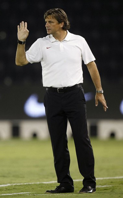 HLV Goetz chỉ đạo các cầu thủ trong trận đấu với Qatar.