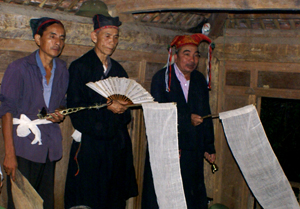 Các thầy mo làm lễ trong đám tang của người Mường xã Chí Đạo ( Lạc Sơn).