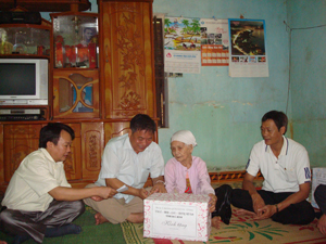 Đồng chí Hoàng Việt Cường, Bí thư Tỉnh ủy, tặng quà Mẹ VNAH Bùi Thị Triều ở xã Chí Đạo.