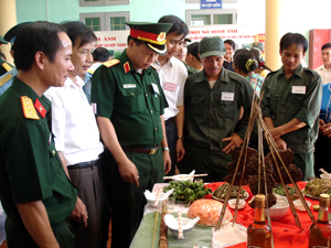 Các đại biểu của Bộ CHQS tỉnh và lãnh đạo huyện Kỳ Sơn đã đánh giá cao phần thi trình bày món ăn của các đội tham dự hội thi. 

