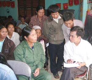 Trợ giúp viên pháp lý Chi nhánh TGPL huyện Kim Bôi trợ giúp pháp luật cho người dân.