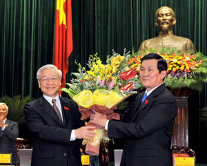 Tổng Bí thư Nguyễn Phú Trọng chúc mừng Chủ tịch nước Trương Tấn Sang - Ảnh Chinhphu.vn