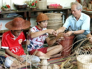 Quỹ Bảo trợ nạn nhân da cam thành phố Đà Nẵng dạy nghề cho thanh, thiếu niên là nạn nhân chất độc da cam/dioxin.