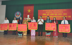 Đồng chí Bùi Văn Cửu, Phó Chủ tịch UBND tỉnh trao cờ đơn vị dẫn đầu phong trào thi đua cho 6 đơn vị của các ngành học, bậc học.