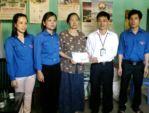 Đoàn đã đến thăm hỏi, tặng quà gia đình bà Nguyễn Thị Gấm, tổ 2, phường Chăm Mát là vợ liệt sĩ Nguyễn Đại Hải.