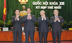 Các đồng chí: Tổng Bí thư Nguyễn Phú Trọng, Chủ tịch nước Trương Tấn Sang, Chủ tịch Quốc hội Nguyễn Sinh Hùng chúc mừng đồng chí Nguyễn Tấn Dũng.