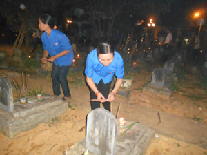 Huyện Lạc Sơn tổ chức thắp nến tri ân và dâng hương tưởng niệm tại nghĩa trang liệt sĩ huyện.