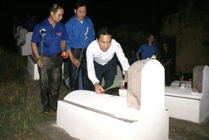 Lãnh đạo Tỉnh Đoàn và ĐV- TN thắp nến tri ân trên mộ các anh hùng, liệt sĩ tại nghĩa trang chiến dịch Hoà Bình.