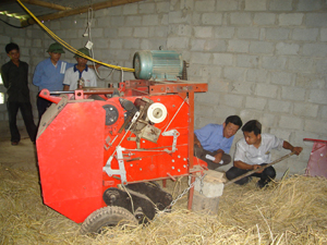 Hướng dẫn bà con xóm Bình Tân, xã Nam Thượng vận hành máy chế biến, bảo quản rơm lúa theo phương pháp công nghiệp.