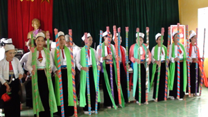 Tiết mục múa gậy của các hội viên CLB văn nghệ quần chúng góp phần phát huy bản sắc văn hóa dân tộc xã Tân Lập.