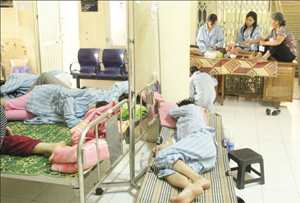 Bệnh nhân nằm ghép trên cả những chiếc giường xếp ngoài hành lang bệnh viện.