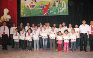 Lãnh đạo Công ty Prudential và huyện Lạc Thủy tặng quà cho học sinh nghèo hiếu học. 

