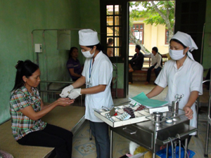 Các y sĩ Bệnh viện Đa khoa Đà Bắc  cấp phát thuốc cho bệnh nhân điều trị nội trú.