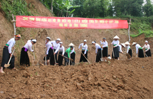 Phụ nữ xã Quyết Chiến đóng góp ngày công xây dựng công trình nhà tình thương - công trình chào mừng Đại hội HPN huyện Tân Lạc nhiệm kỳ 2011 - 2016.