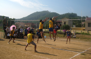 Trận chung kết bóng chuyền nam giữa thị trấn Kỳ Sơn và xã Hợp Thành.