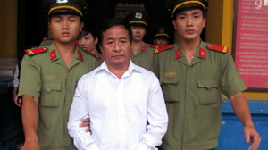 Ông Ngô Quang Trưởng được dẫn giải về trại giam sau phiên tòa.