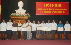 Đồng chí Hoàng Việt Cường, Bí thư Tỉnh ủy, Trưởng BCĐ, Chủ tịch UBBC trao tặng Bằng khen của UBND tỉnh cho các tập thể, cá nhân có thành tích xuất sắc trong công tác bầu cử.