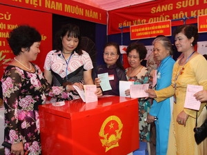 Cử tri phường Minh Khai, quận Hai Bà Trưng bỏ phiếu. (Ảnh: Thái Bình/TTXVN)