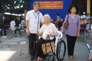 Trong những năm qua, Đảng bộ, chính quyền TPHB thường xuyên làm tốt công tác chăm sóc người có công, gia đình khó khăn, người khuyết tật. Ảnh: Lãnh đạo UBND TPHB trao xe lăn cho người khuyết tật.