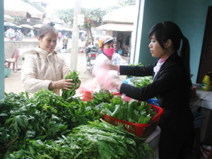 Người tiêu dùng ưa chuộng lựa chọn sản phẩm nông nghiệp hữu cơ tại cửa hàng thị trấn Lương Sơn.