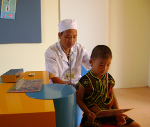 Trạm y tế xã Phú Minh được đầu tư cơ sở hạ tầng, trang thiết bị hiện đại ngày càng đáp ứng nhu cầu khám - chữa bệnh của nhân dân.