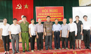 Đồng chí Hòa Việt Cường, Bí thư Tỉnh ủy và lãnh đạo Thành ủy Hòa Bình với các tập thể, cá nhân điển hình 