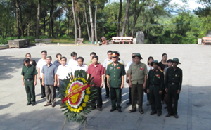 Đoàn công tác Ban chỉ đạo chăm sóc người có công tỉnh dâng hương tại Nghĩa trang liệt sỹ quốc gia Trường Sơn.