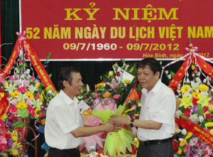 Lãnh đạo các sở, ngành đến tặng hoa, chúc mừng Sở VH-TT&DL nhân kỷ niệm 52 năm ngày du lịch Việt Nam.