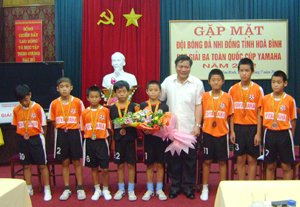 Đồng chí Hoàng Việt Cường, Bí thư Tỉnh ủy tặng hoa chúc mừng thành tích của đội tuyển.