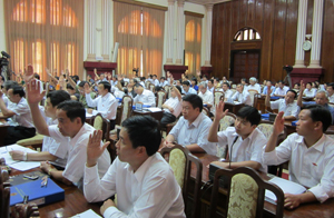 Đại biểu HĐND tỉnh biểu quyết thông qua các NQ tại kỳ họp.