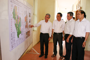 Các đồng chí trong Ban Thường vụ Huyện ủy Cao Phong kiểm tra tình hình thực hiện chương trình NTM  tại xã Nam Phong.